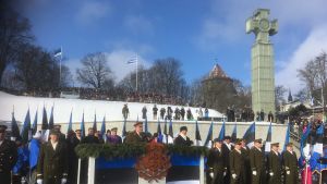 Den estniska försvarsmaktens befälhavare, general Riho Terras och president Kersti Kaljulaid Den estniska försvarsmaktens befälhavare, general Riho Terras och president Kersti Kaljulaid talar vid militärparaden.