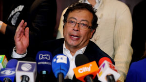 Vänsteralliansens presidentkandidat Gustavo Petro höll en presskonferens i Bogotá på söndagen. Vänsteralliansens presidentkandidat Gustavo Petro höll en presskonferens i Bogotá på söndagen.