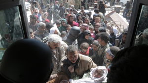 Hundratals civila flyr eller evakueras dagligen från Ghouta Hundratals civila flyr eller evakueras dagligen från Ghouta