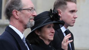 Stephen Hawkings första fru Jane och hans son Tim närvarade. Stephen Hawkings första fru Lucy vid hans begravning i Cambridge.
