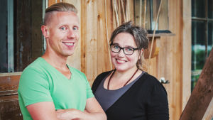 Jaana Kautto Egenlandin juontajan Nicke Aldénin seurassa. Mies eli toimittaja Nicke Aldén vaaleanvihreässä t-paidassa ja silmälasipäinen nainen eli Jaana Kautto mustassa asussa.