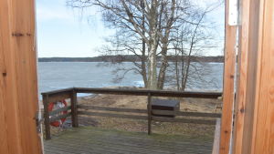 Utsikten över Pojoviken från strandbastun. Vy över Pojoviken från Villa Grantorps bastu.