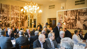 De flesta som kom på det offentliga diskussionstillfället var äldre medlemmar i Handelsgillet. Gillet har dryga 1 000 medlemmar. Handelsgillets offentliga diskussionstillfälle i Helsingfors.