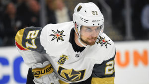 Shea Theodore ingick i en uppgörelse mellan Anaheim och Vegas. Shea Theodore i en match.