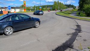 Beläggningsarbeten pågår i den ena rondellen i Nickby orsakade stundvis köer. två bilar i en rondell där vägbeläggningen har skalats bort