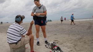 I Myrtle Beach, South Carlona varnades folk på stranden för den annalkande orkanen. Folk på stranden varnas för annalkande orkanen Florence i Myrtle Beach, South Carolina.