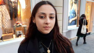 Gymnasieeleven Lara Valette önskar tryggare skolor. -Fast med poliser i skollokalerna skulle jag ha tendens att provocera, säger hon. Gymnasieeleven Lara Valette önskar tryggare skolor.