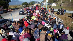 Antalet migranter och asylsökande som tar sig till USA:s södra gräns har ökat kraftigt under det senaste året Resten av karavanen som består av minst 4 000 centralamerikanska män, kvinnor och barn, väntas anlända till gränsen inom ett par dagar