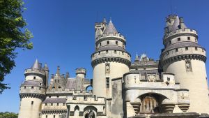 Pierrefonds'in keskiaikainen linna 15 km Compiègnestä, Ranskassa, on täysin entisöity, loistelias monumentti. Pierrefonds on keskiaikainen, täysin entisöity linna lähellä Compiègneä Ranskassa.