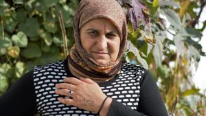 Pakisa Sala har sitt namn tatuerat på vänster hand. Yazidisk kvinna med namnet tatuerat på vänster hand