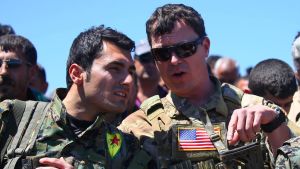 En amerikansk officer samtalar med en YPG-soldat En amerikansk officer samtalar med en YPG-soldat