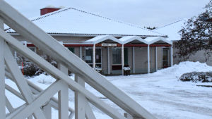 Skjutsarna till och från Hannahemmet fungerar dåligt. Hannahemmet i snölandskap.