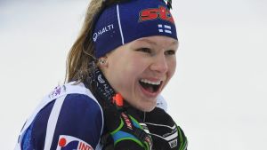 Eveliina Piippo förlorade JVM-guldet med knapp marginal men var klart snabbare än bronsmedaljören Tiril Udnes Weng. Eveliina Piippo efter målgången i JVM-silverloppet i Lahtis.