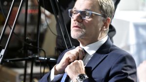 Vinnaren får bli statsminister och leder förhandlingarna om ny regering. Juha Sipilä spänner kravatten 2019.