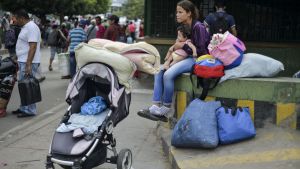 Krisen i Venezuela har lett till att det råder brist på bland annat mat och läkemedel. Kvinna och barn i Cucuta, Colombia efter att ha korsat gränsen mot Venezuela.