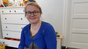 Hanna Räisänen är född och uppvuxen i Billnäs innan hon flyttade från orten. Men hon kom tillbaka till hemorten, och närmare bestämt Fiskars, för åtta år sedan. Hon är utbildad inom textildesign och har också utbildat sig till florist. Nu jobbar hon som florist i Pojo och är också kassör i Fiskars byförening. Hanna Räisänen.