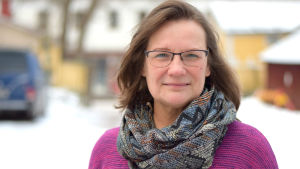 Hangös grundtrygghetsdirektör Elisabeth Kajander. kvinna i fuccsiaröd tröja utomhus