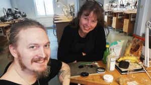 Hannes Ahlin och Maria Wikström, vuxenstuderande och lärare inom guldsmide i Axxell. Vuxenstuderande Hannes Alin producerar ett vikingasmycke under guldsmidesläraren Maria Wikströms ledning.
