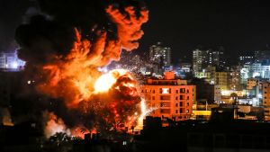 Israel bombade bland annat ett höghus i Gaza City som enligt israeliska uppgifter tjänade som "högkvarter för Hamas militära underrättelsetjänst". Israel bombade bland annat ett höghus i Gaza City som enligt israeliska uppgifter tjänade som "högkvarter för Hamas militära underrättelsetjänst".