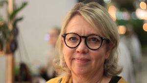 Enligt Sari Vuohenoja är trendfärgerna det som är naturligt. Sari Vuohenoja, företagare.