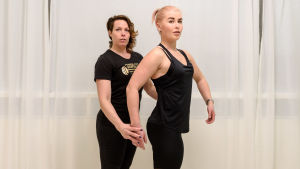 Bodyfitness-sivuasentoposeeraus tehdään hyvässä ryhdissä. Pidä lantio paikoillaan ja kierrä ylävartaloa sivulle vatsalihasten avulla. Päivikki Koskinen ja Maija Jouhki body fitness sivuasento