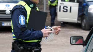Polisen kommer knappast att få mera resurser för trafikövervakning säger Mikael Appel. Polisen alkoholtestar bilförare