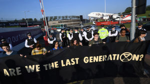 Protesterande ungdomar vid flygplatsen Heathrow 19.4.2019 Protesterande ungdomar vid flygplatsen Heathrow 19.4.2019