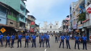 Soldater på vakt vid kyrkan St Anthony i Kochchikade, nära Colombo, Sri Lanka Soldater på vakt vid kyrkan St Anthony i Kochchikade, nära Colombo, Sri Lanka