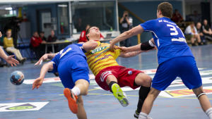 Dickenspelarna höll koll på Nico Rönnberg i andra halvlek. Dickens Filip söderlund och Max Granlund försvarar hårt mot Nico Rönnberg i den första handbollsfinalen 2019.