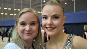 Titta Heikkilä har varit Jouki Tikkanens huvudtränare i fem år, under hela den tid Tikkanen tävlat i damklassen. Tränaren Titta Heikkilä och gymnasten Jouki Tikkanen 2019