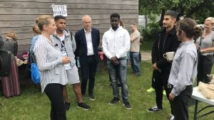 Mette Frederiksen får information om en verksamhet som riktar sig till ungdomar som riskerar utanförskap. Fotbollsklubbar med låg tröskel har varit bra, berättar ungdomarna i Nord Vest i Köpenhamn. Mette Frederiksen står och diskuterar med några unga män.