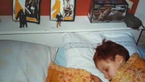 Patrick Jern som barn sover med sina Star Wars-figurer på hyllan ovanför sängen. Darth Vader, Han Solo och Endor Forest Ranger.