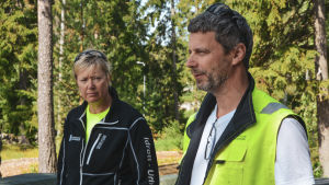 Elisabeth Wiklund, idrottsinstruktör och Kjell Backlund, idrottsanläggningsansvarig vid Korsholms kommun. Elisabeth Wiklund och Kjell Backlund i skogsmiljö.