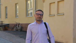 Krister Lindman hoppas att den värsta personalbristen är över. Krister Lindman står på en gata.