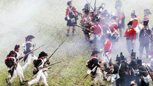 Bilder från en rekonstruktion av slaget 2012. På ena sidan de franska styrkorna ledda av Napoleon Bonaparte och på andra sidan de allierade styrkorna under Hertigen av Wellington. Bilder från en rekonstruktion av slaget 2012. På ena sidan de franska styrkorna ledda av Napoleon Bonaparte och på andra sidan de allierade styrkorna under Hertigen av Wellington.
