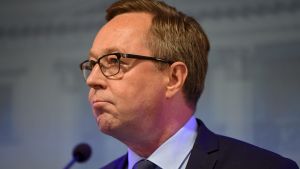Finansminister Mika Lintiläs (C) budgetförslag är kommunerna nådigt. Finansminister Mika Lintilä (C).
