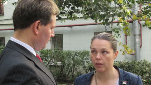 Dmitrij Kumanovskij och Olga Us utbyter erfarenheter i valarbetet. Dmitrij Kumanovskij och Olga Us utbyter erfarenheter i valarbetet