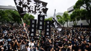 På måndagen protesterade studenter utanför det kinesiska universitetet i Hongkong. På måndagen protesterade studenter utanför det kinesiska universitetet6 i Hongkong.