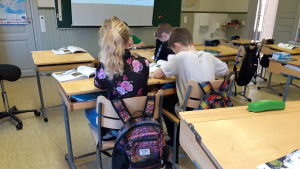 Nina Skåtar tror det kan vara lättare att hitta vänner i en större skola. Elever i Påras skola i Kronoby.