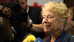Den tidigare presidentkandidaten Gesine Schwan ställer upp i valet tillsammans med Ralf Stegner. Den tyska socialdemokraten Gesine Schwan intervjuas av journalister.