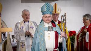Bo-Göran Åstrand vid biskopsvigningen. Bo-Göran Åstrand under biskopsvigningen i Borgå domkyrka den 29 september 2019. Bakom honom till höger ärkebiskop Tapio Luoma,.