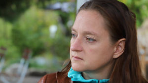 Kathleen Lützkendorf är en av de mest synliga kandidaterna i Jena. Kathleen Lützkendorf tittar åt sidan och ser något dyster ut.
