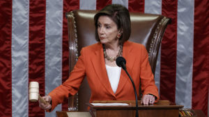 Demokraten Nancy Pelosi väntas fortsätta som talman i representanthuset. Nancy Pelosi puhemiehen nuija kädessään.