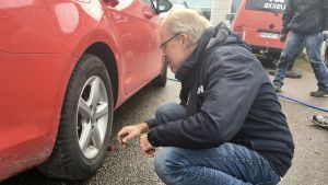 Paul Reuter hjälper till så att bytet ska gå undan. Paul Reuter inspekterar vinterdäcken.