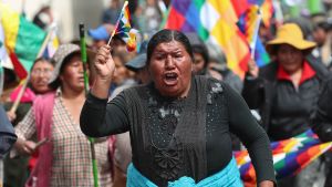 Evo Morales anhängare försökte storma parlamentet men drevs bort av soldater och poliser som använde tårgas mot demonstranterna. Evo Morales anhängare försökte storma parlamentet men drevs bort av soldater och poliser som använde tårgas mot demonstranterna