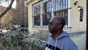 Caines träffar ex-fångar dagligen i sitt jobb. EX-fången Wesley Caines i sitt hem i Bronx, New York.