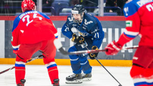 Aatu Räty kan går först av alla i NHL-draften 2021. Aatu Räty i närkamp med ryska spelare.