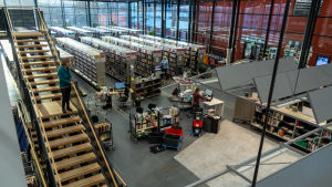 En liten estrad för evenemang ska byggas i ett av fönsterhörnen. Bokhyllor i mängder finns i den stora bibliotekssalen.