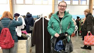 Tanja Hallberg har hittat en hel sopsäck med fina, färgglada jeans som hon ska sy hundprylar av. Tanja Hallberg håller upp en sopsäck med avlagda jeans.