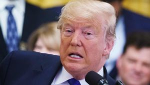 President Donald Trump anklagas för att ha försökt få politisk nytta av att utpressa Ukrainas president och förhindra kongressen att utreda detta. President Donald Trump 17.1.2020